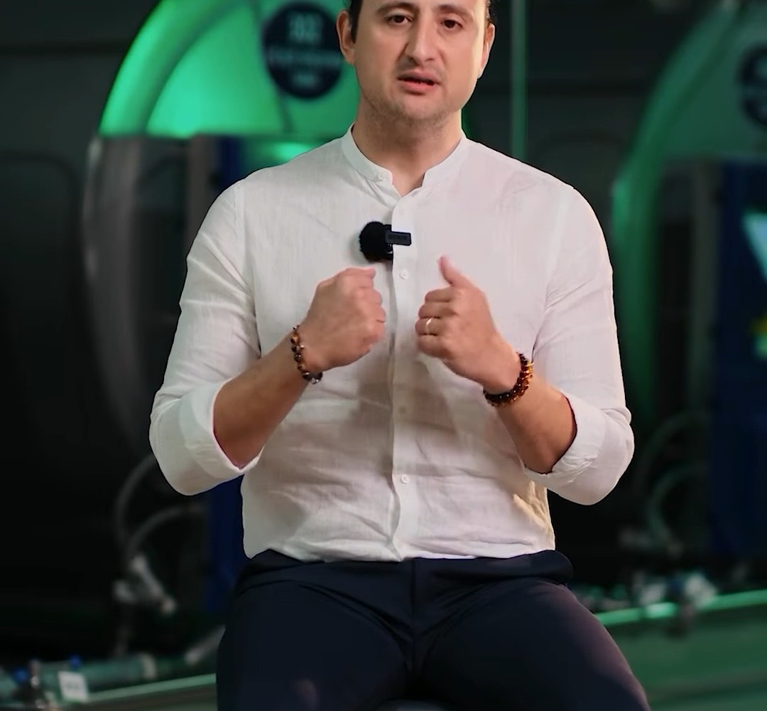 Üçüncü kuşaktan Alptuğ Önal, üretim tesisinde paslanmaz tankların önünde.